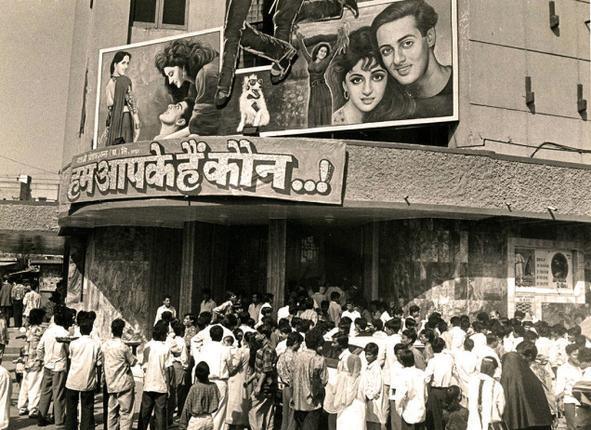 Hum Aapke Hain Koun premiered at Liberty Cinema, Mumbai in 1995. This photograph of the film playing at the theatre, echoed with several fans on social media, attracting several recollections around the theatrical release of HAHK. Source: Mumbai Heritage on Twitter.com.